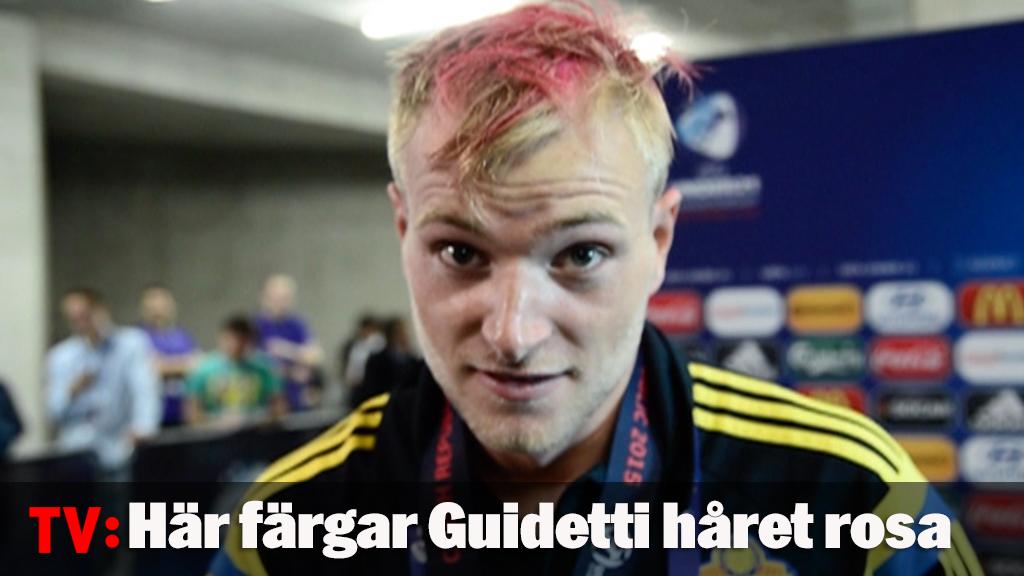 Här färgar Guidetti håret rosa