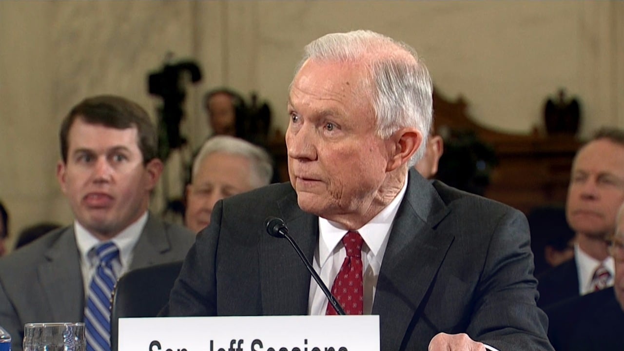 Här nekar Sessions till rysskontakter