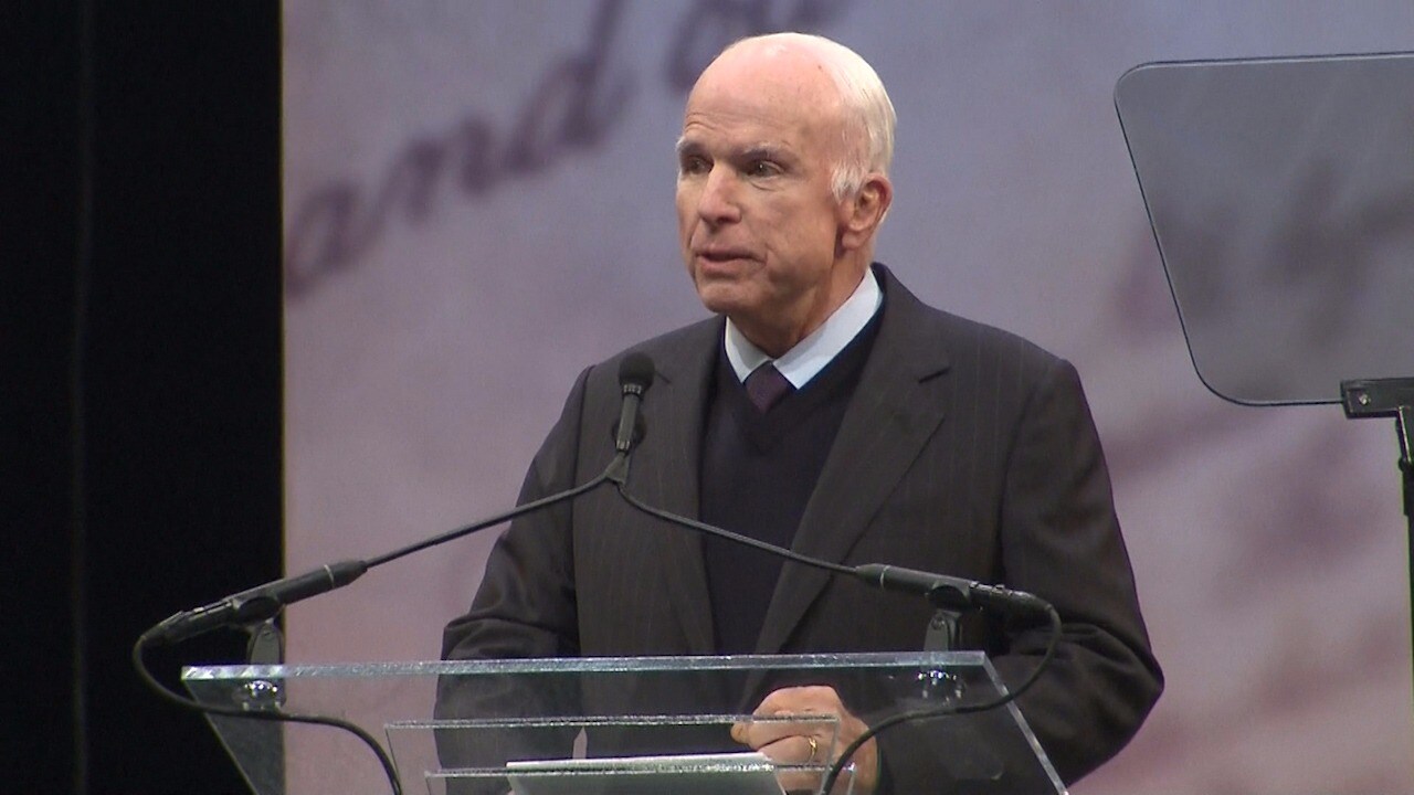 Donald Trump skickar en varning till John McCain