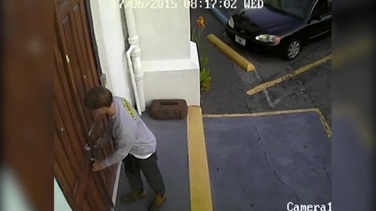 Här lämnar mördaren kyrkan efter massakern