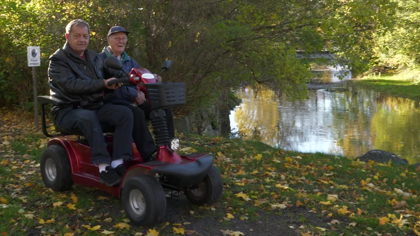Lena fixar fest och moppeturer åt pensionärerna