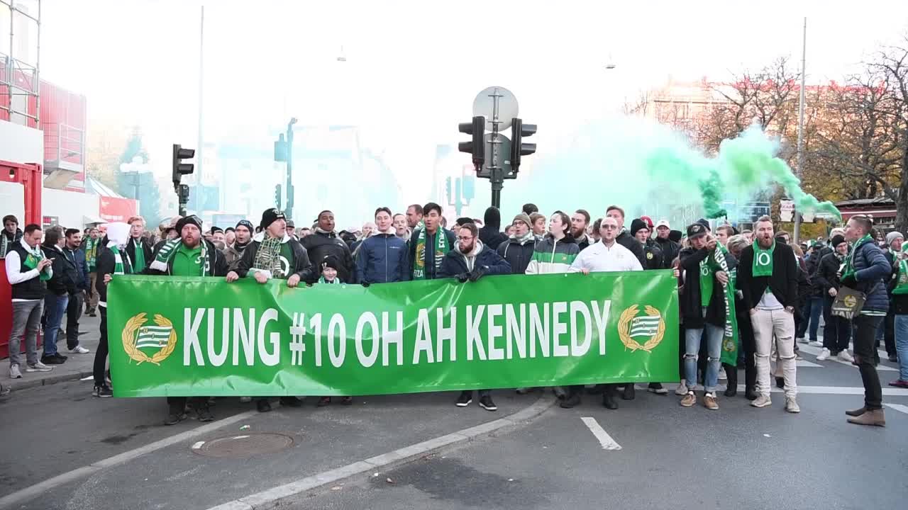 Marscherar – för att hylla Kennedy