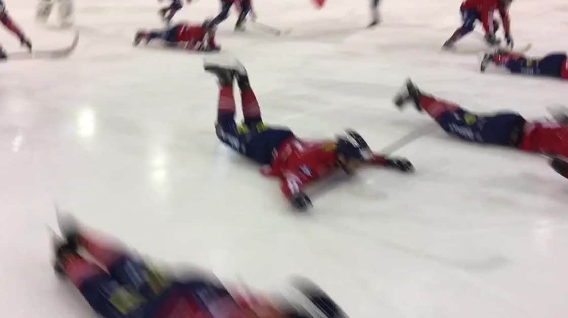 Här firar Edsbyn framför fansen