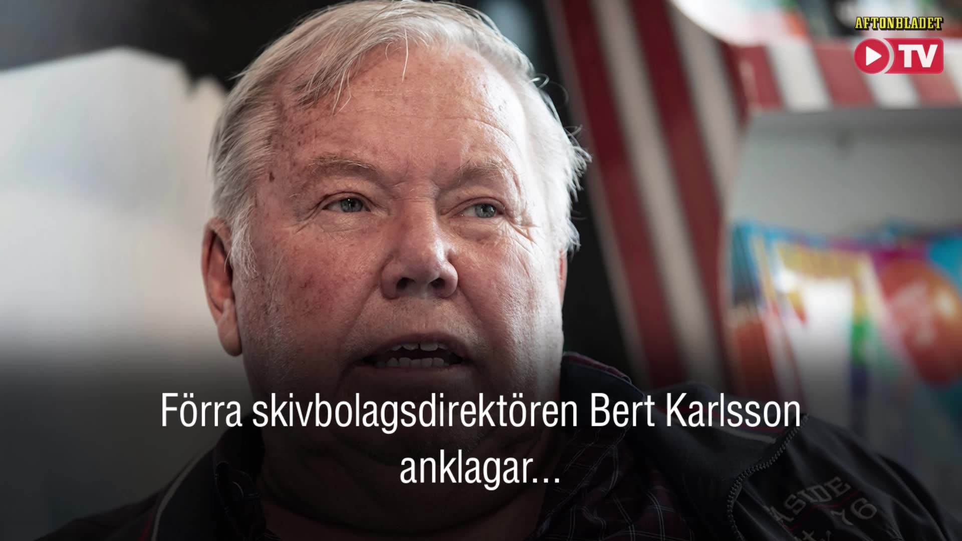 Bert Karlsson rasar mot Charlotte Perrellis bok