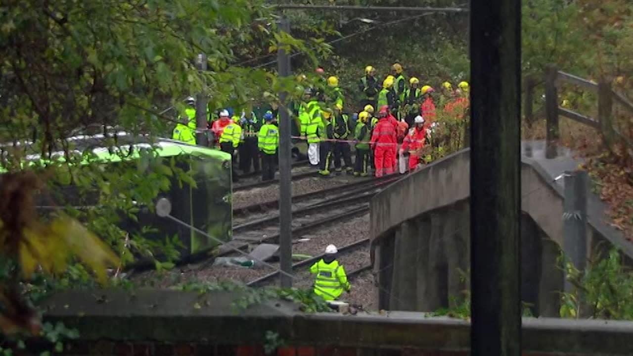 Dödsfall sedan spårvagn välte i London