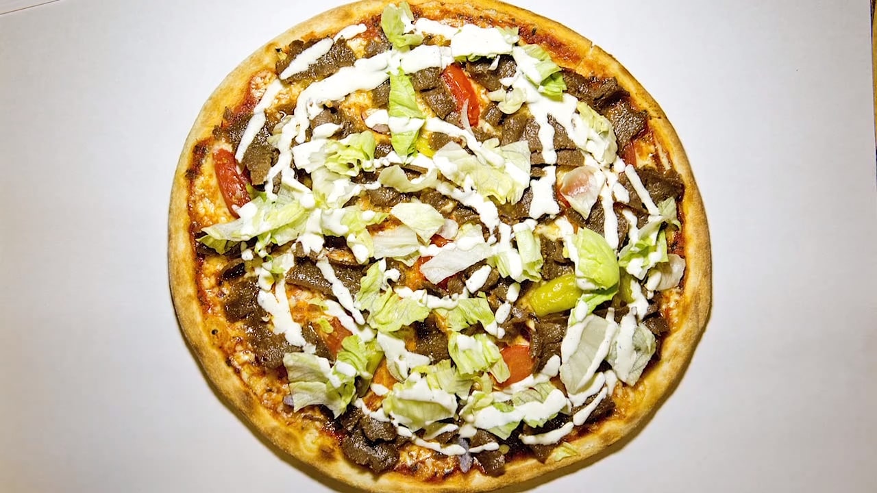 Profil dömd för att ha slagit och sparkat pizzabagare