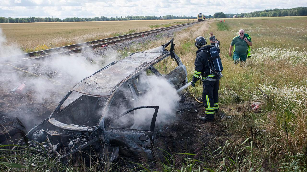 Tåg krockade med bil – två vuxna och ett barn till sjukhus