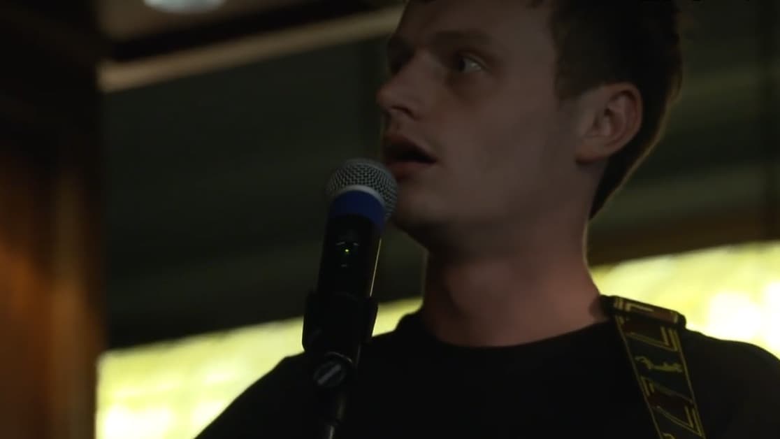 I chock när han ser vem som kommer in i baren