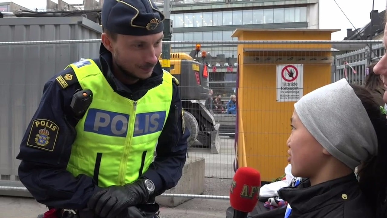 Här tar Nellie över mikrofonen - intervjuar polisen