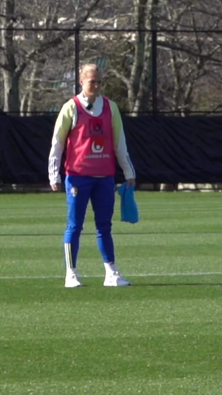 Här blir Magdalena Eriksson linjedomare på landslagets träning