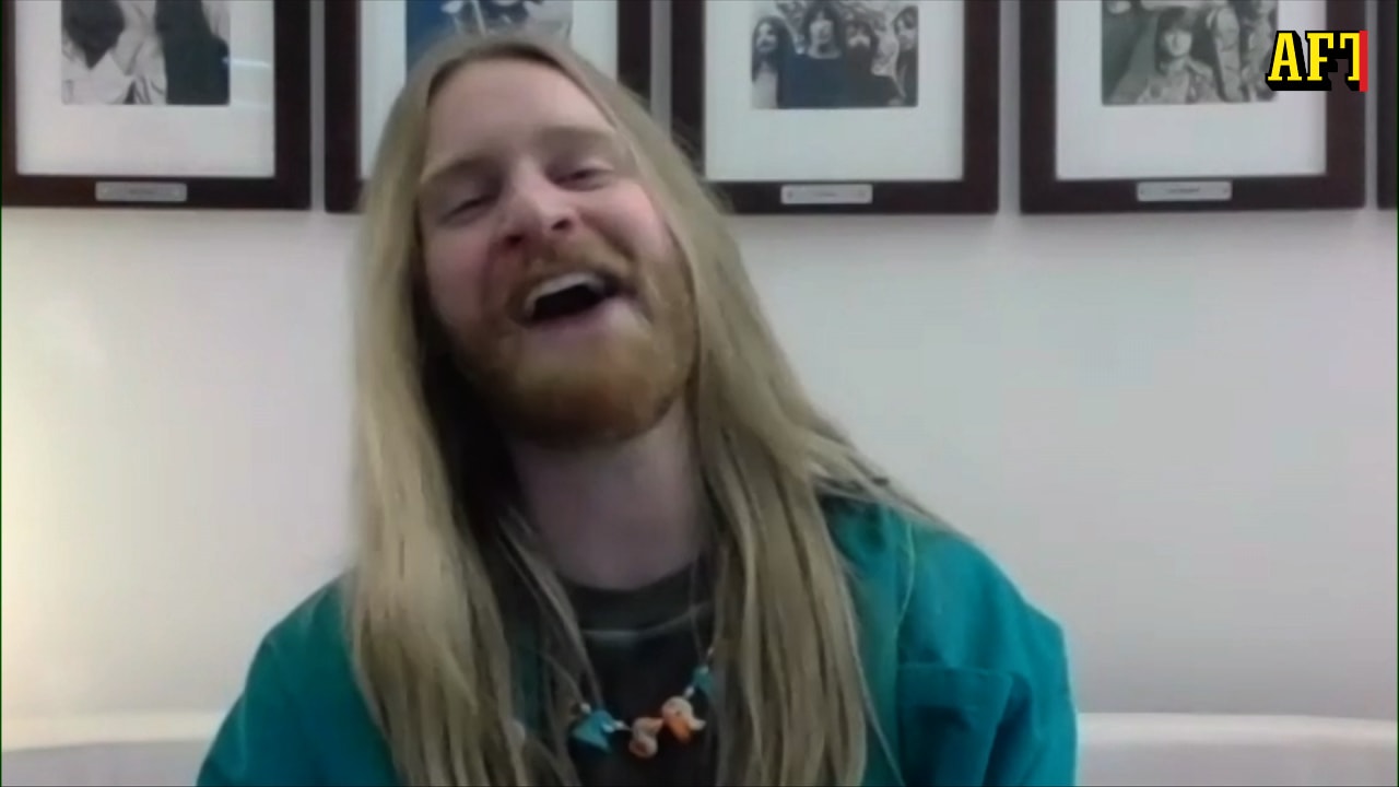 Här svarar TikTok-stjärnan på frågorna – sjungandes