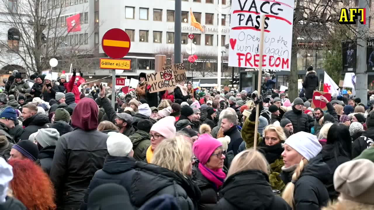 Demonstrationer mot coronapass - skanderar "Nej till vaccinpass"