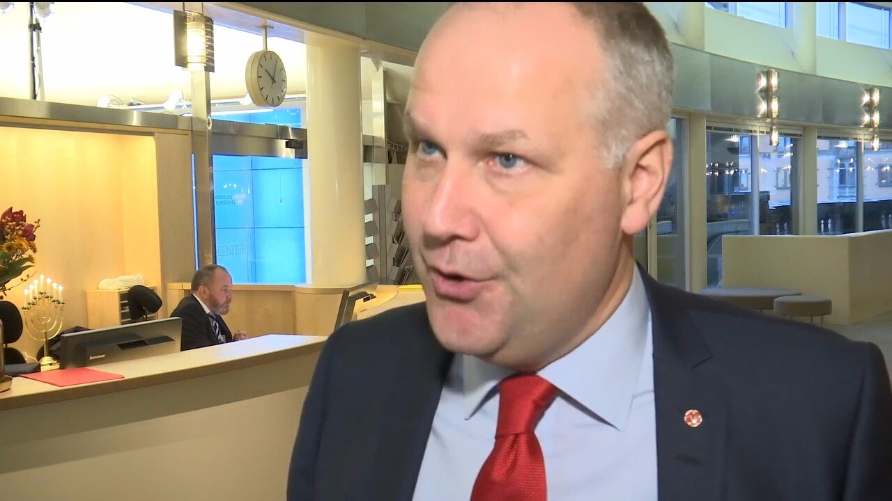 Jonas Sjöstedt (V) rasar mot pensionsuppgörelsen