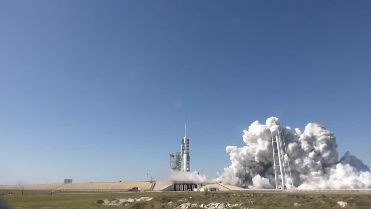 Miljardärens nya monsterraket skjuts upp i rymden