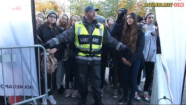 Hundratals fans väntade på The Fooo