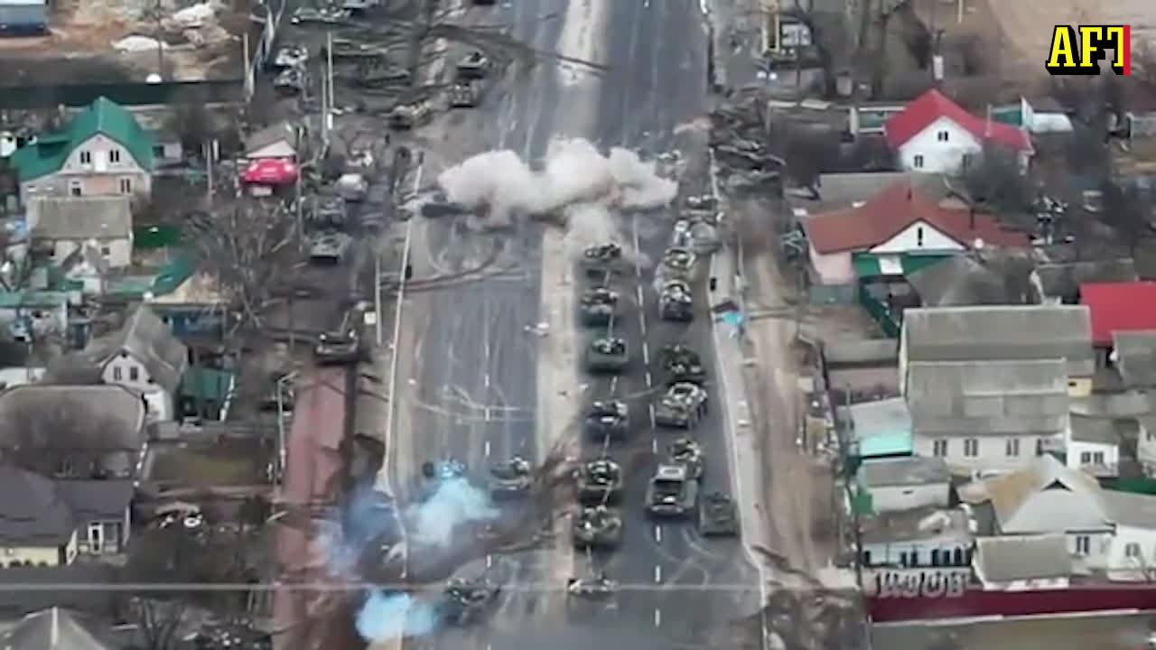 Här förstörs delar av den ryska konvojen av ukrainsk militär