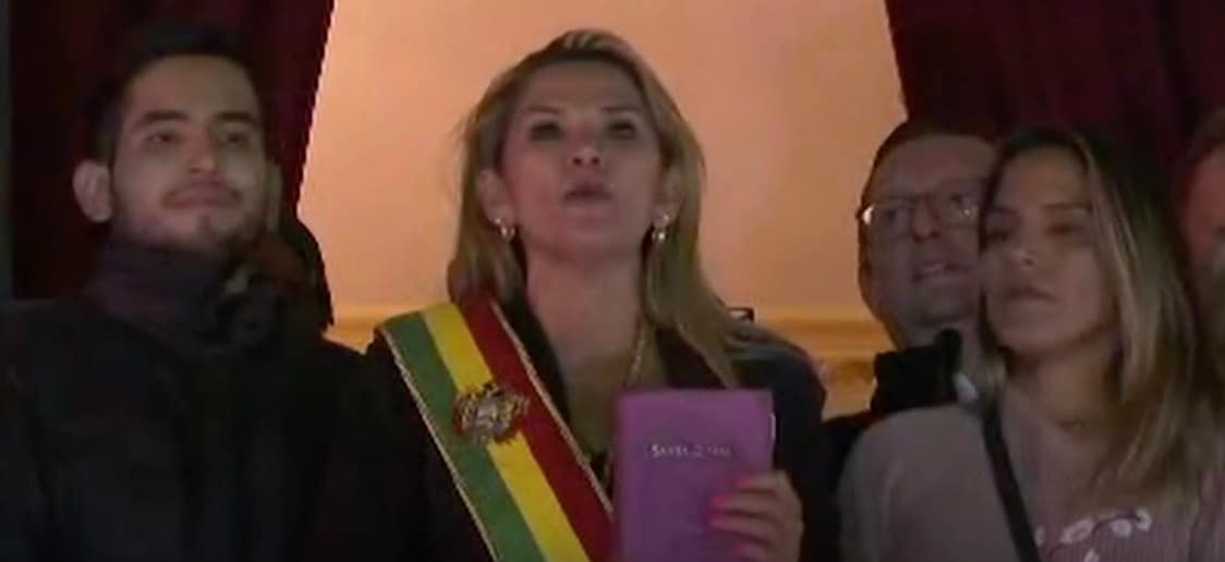 Áñez utropade sig själv till ledare