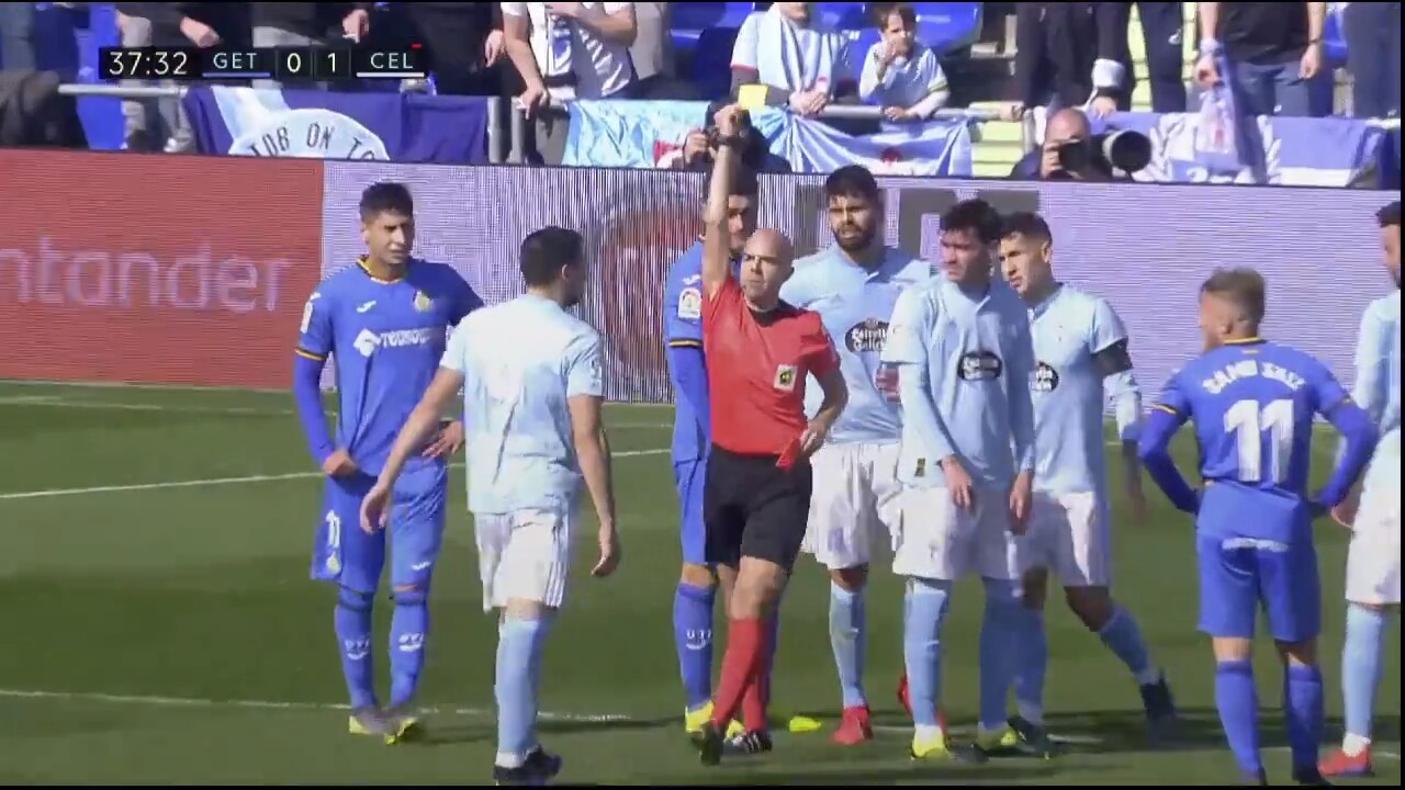 Här får spelaren två gula kort – på en sekund