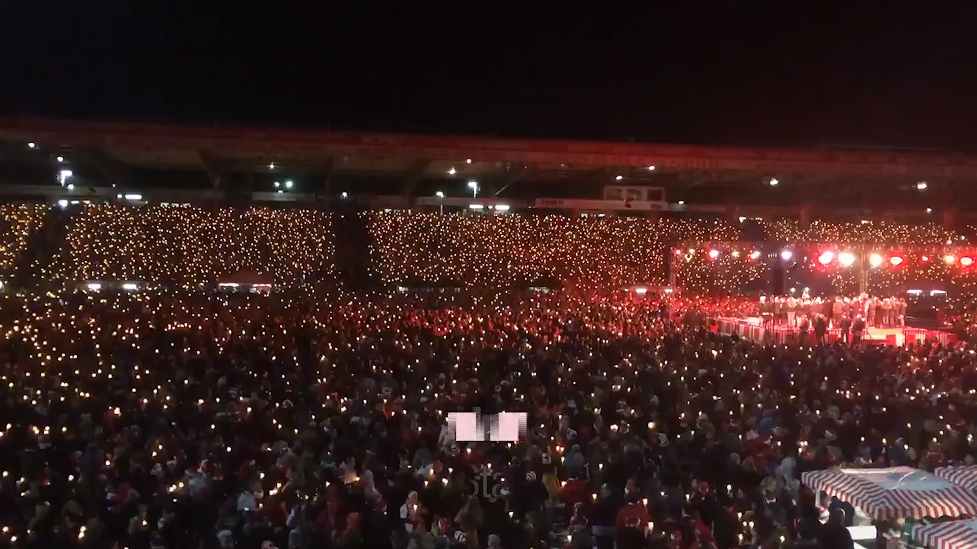 Se 28 500 supportrar sjunga in julen