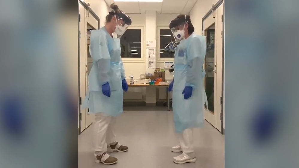 Här dansar Karolina och Sandra i full coronautrustning