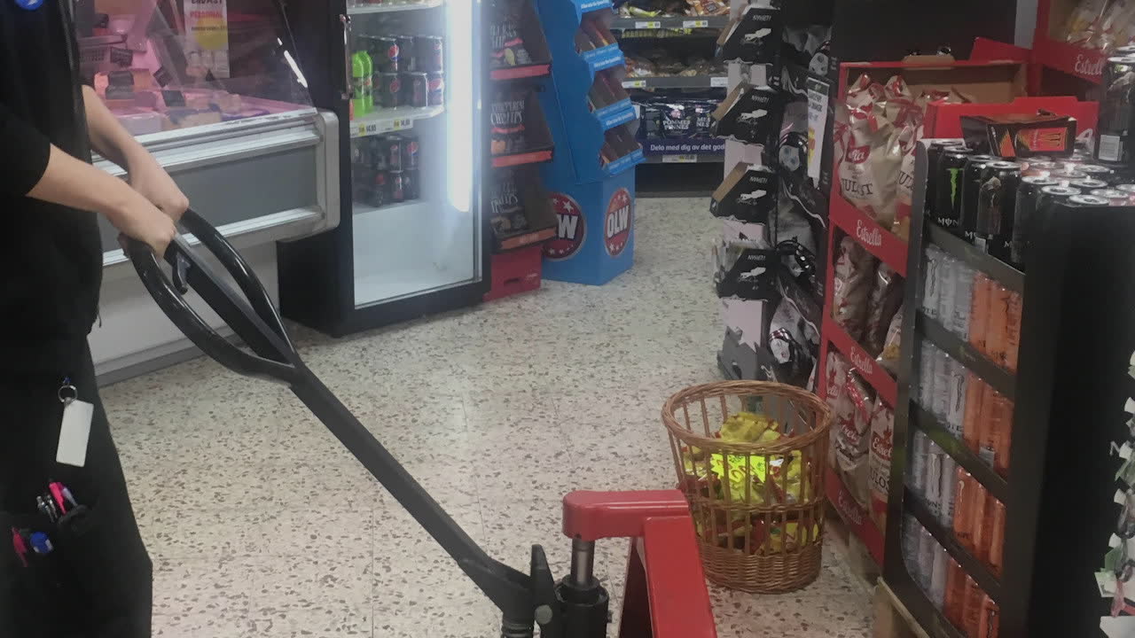 Sätter stopp för barn att köpa energidryck – rensar butiken