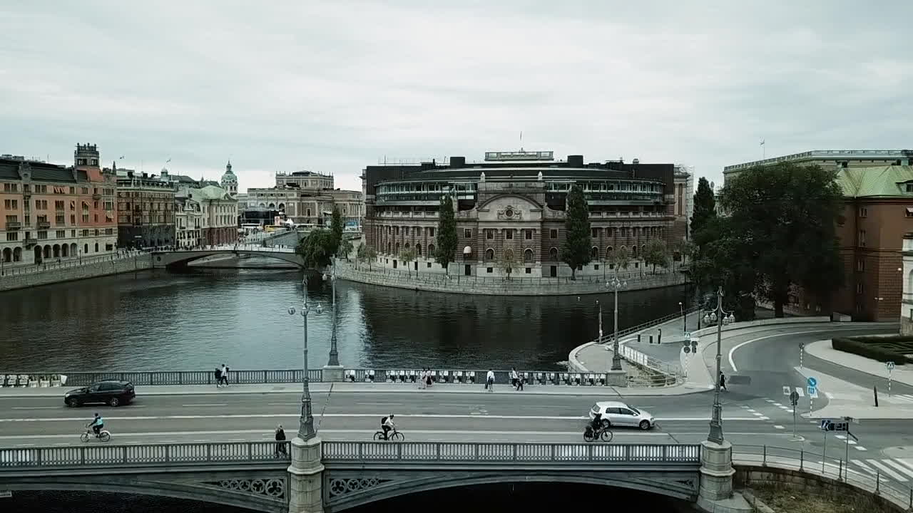 Maktens kvitton: Här konfronteras Emma Carlsson Löfdahl (L)