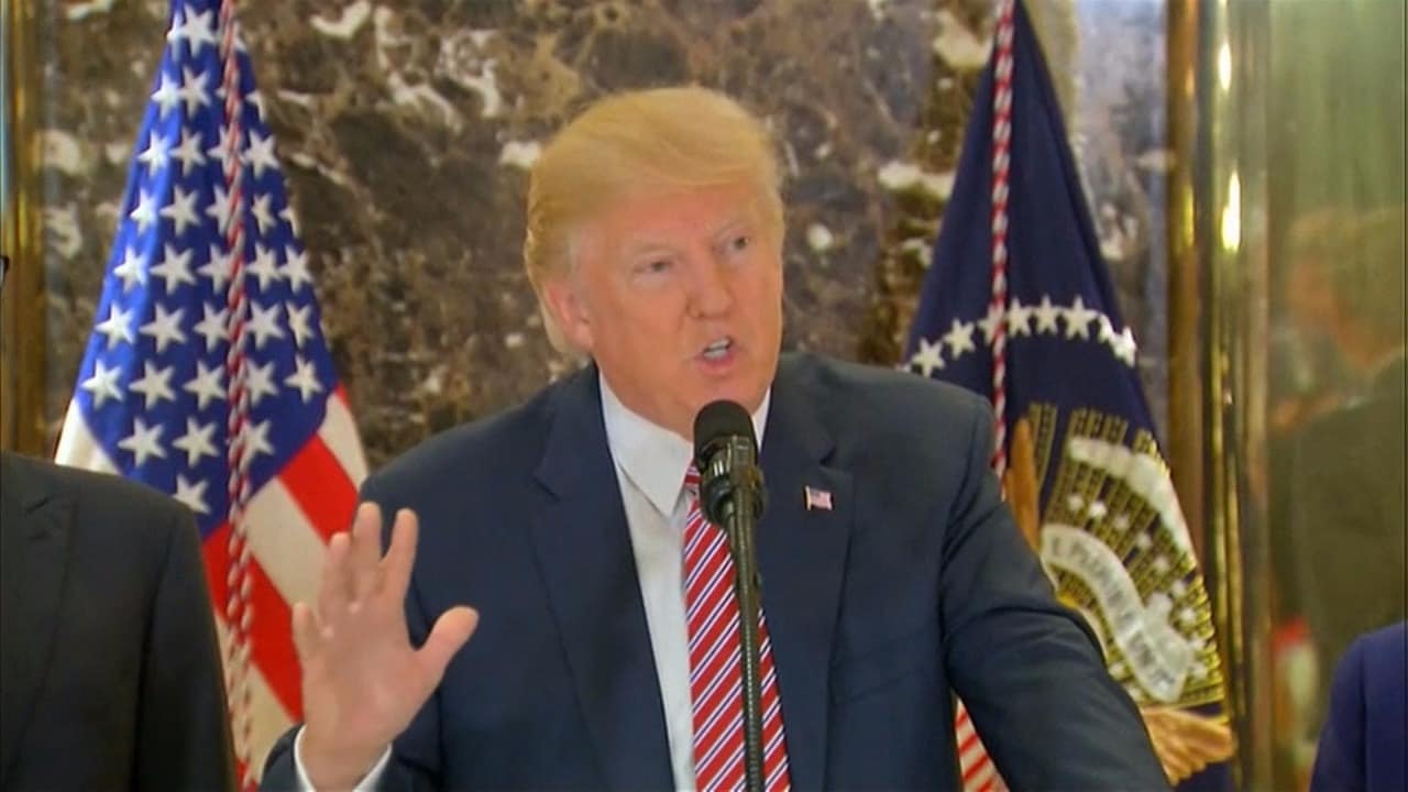Se Donald Trumps pressas av pressen om Charlottesville