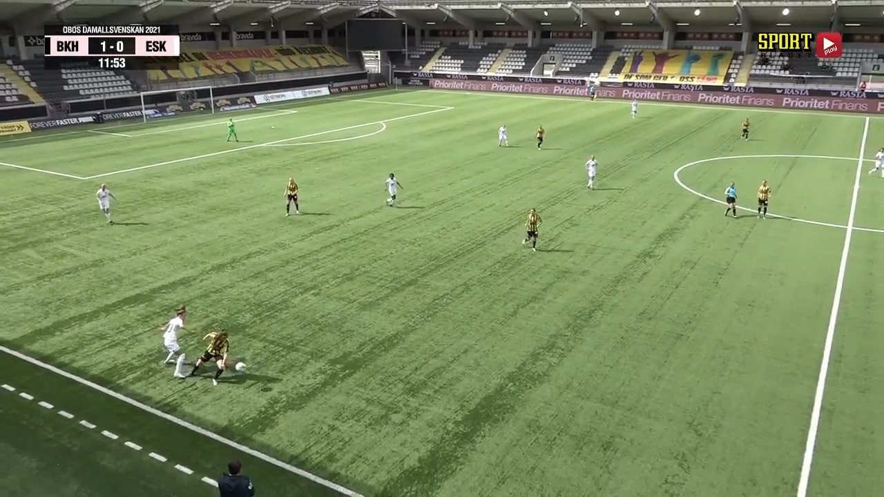 Här drar Pauline Hammarlund korsbandet