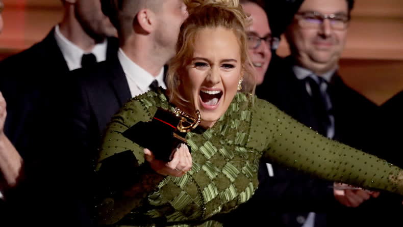 Här krossar Adele sin pokal – för Beyoncé