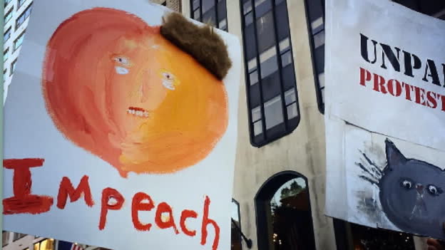 Roliga skyltarna är en del av Trump-protesterna