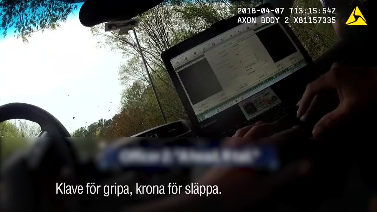 Här singlar poliserna slant om beslutet – gripa eller inte gripa?