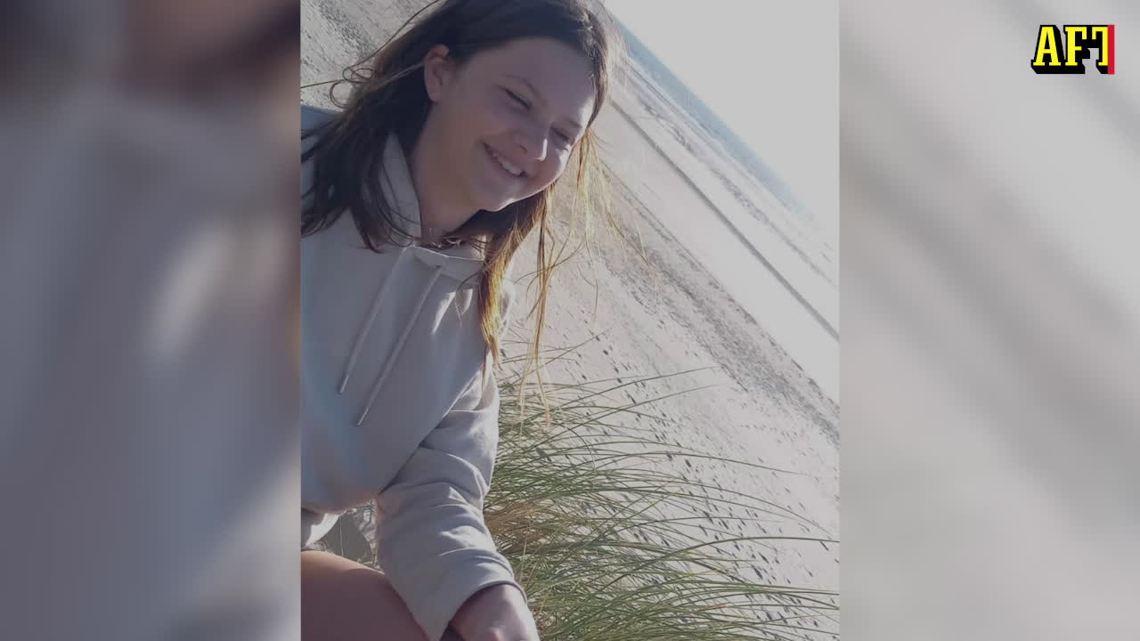 Här fist bumpar 13-åriga Ester Mick Jagger