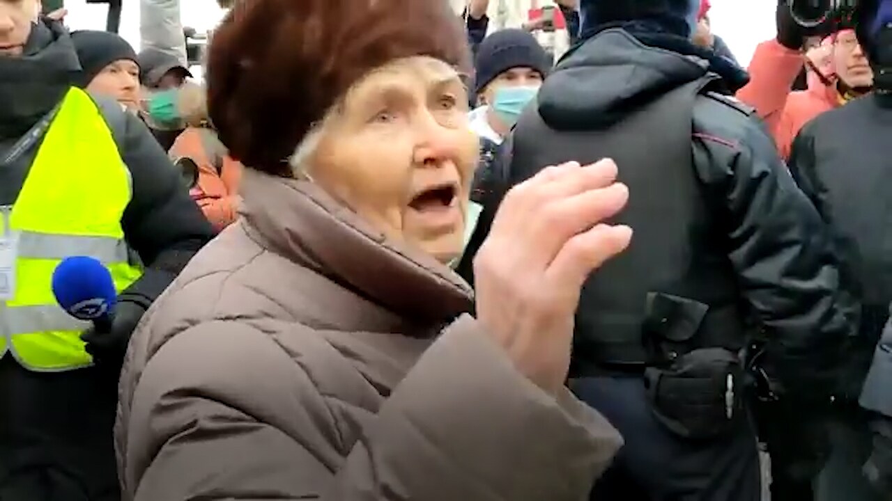 90-årig kvinna på Pushkintorget: ”Jag är inte rädd”