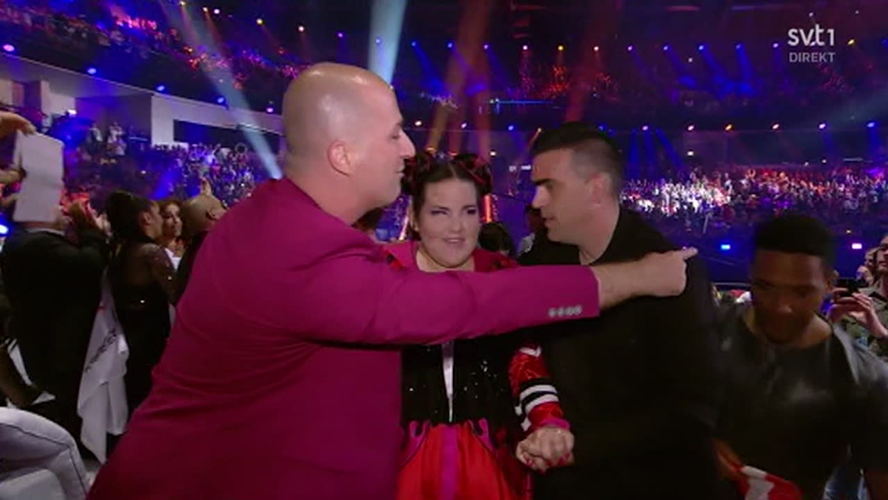 Här knuffas sångaren när han vill gratulera vinnaren av Eurovision
