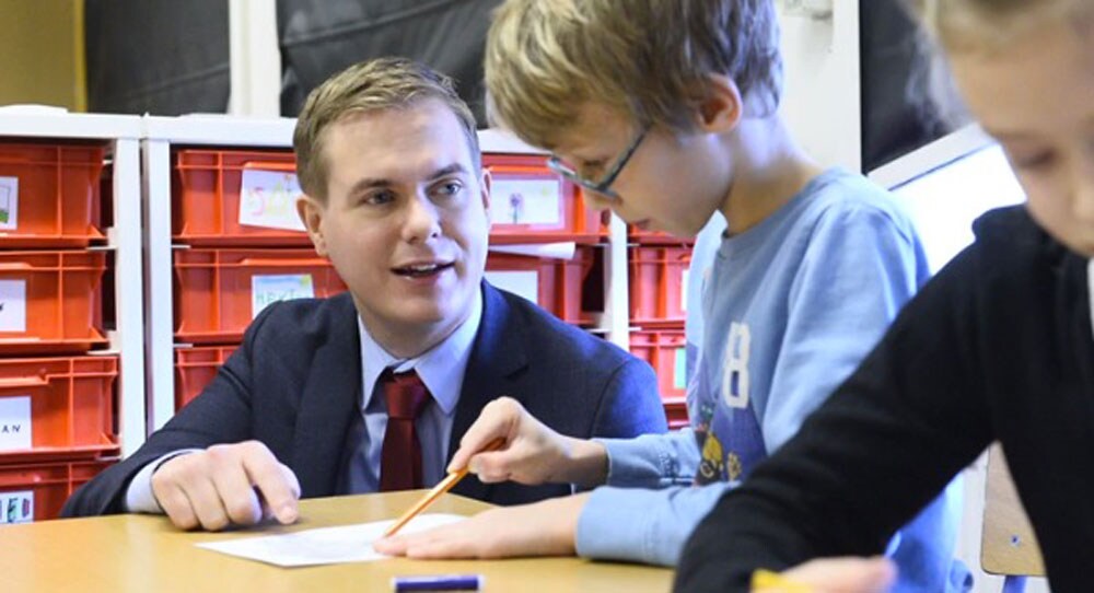 Fridolin vill ha regler om telefoner i skolan