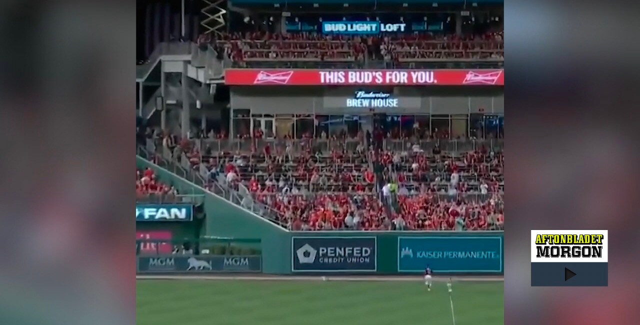 En öl i varje hand och lyckas ändå fånga bollen