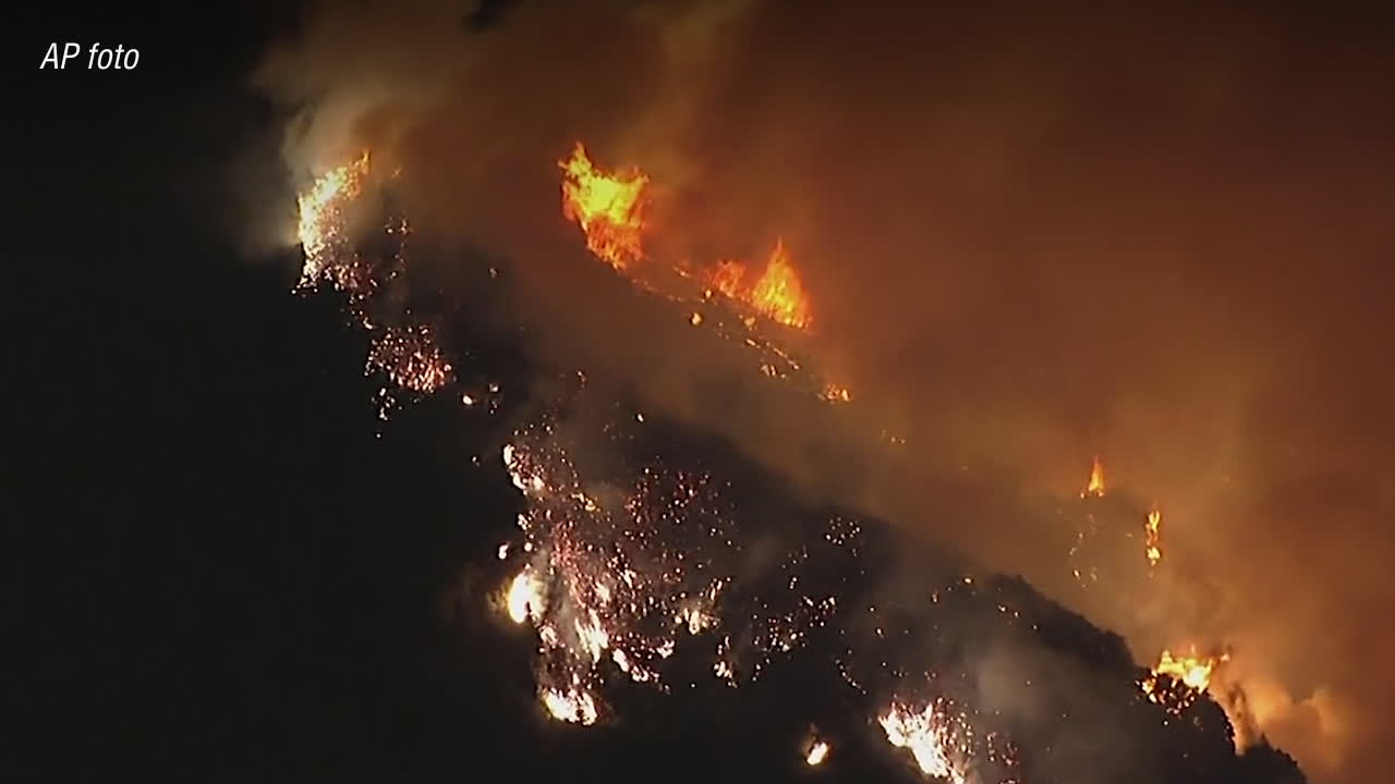 Se bilderna på omfattande skogsbranden