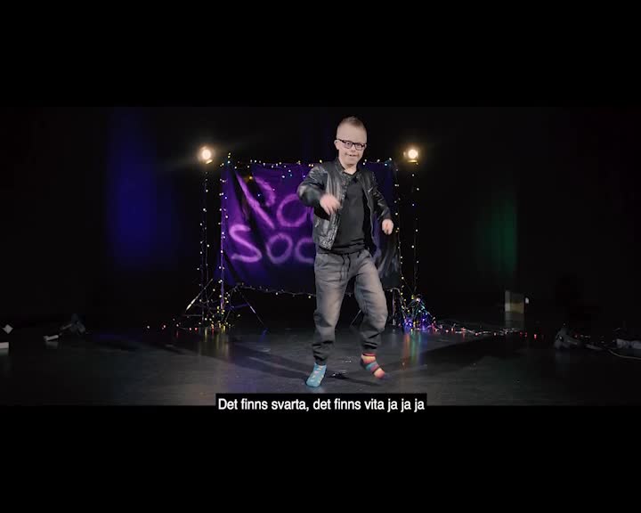 Max,10, rockar i ny video