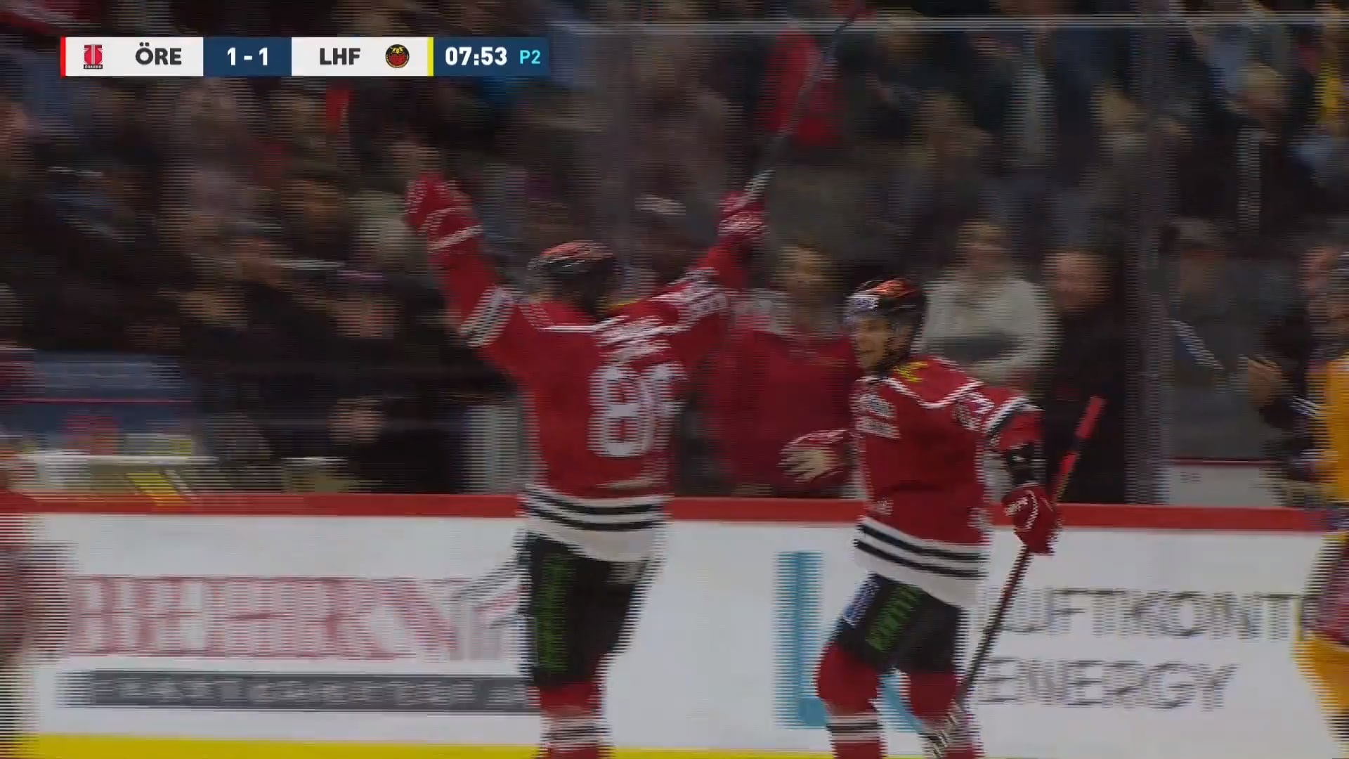 Här slår Örebrospelaren till med ett konstmål
