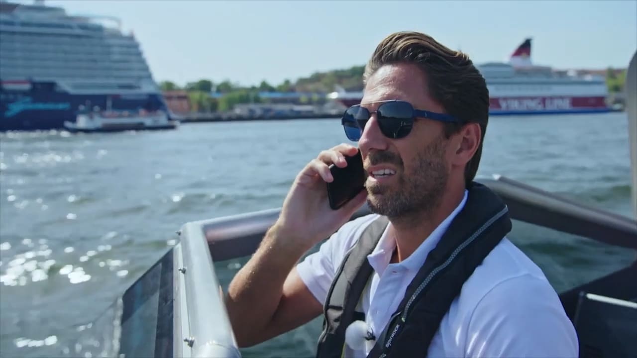 Här tar Lundqvist över Foppas båt