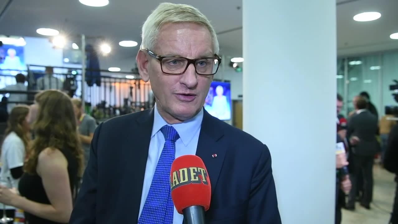 Bildt: Kan dröja fram till jul innan Merkel kan bilda en regering