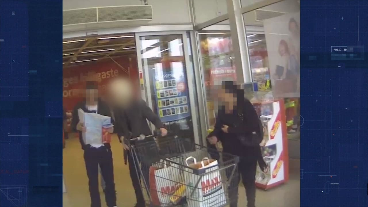 Frågar om hjälp – då stjäl kumpanen plånboken