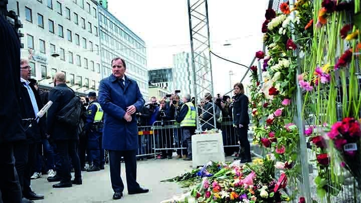 Här anländer statsministern till Drottninggatan