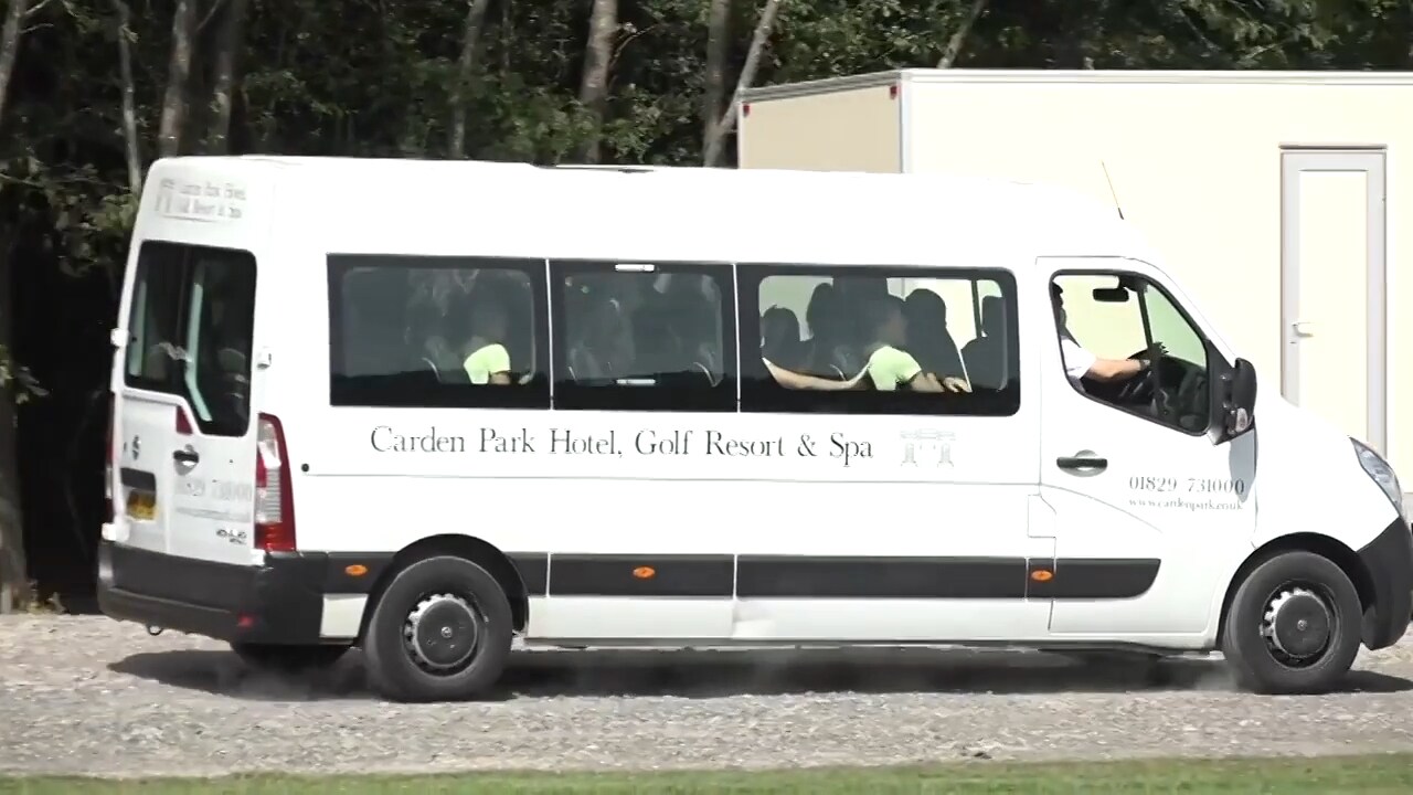 Landslagsspelarna glider in på träning – med fullt ös