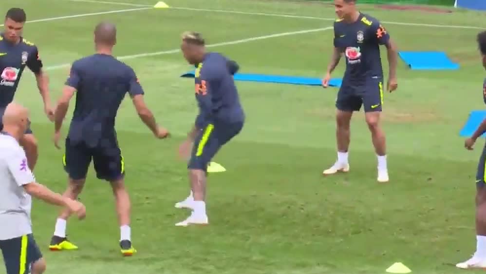 Här skadar sig Neymar på träningen