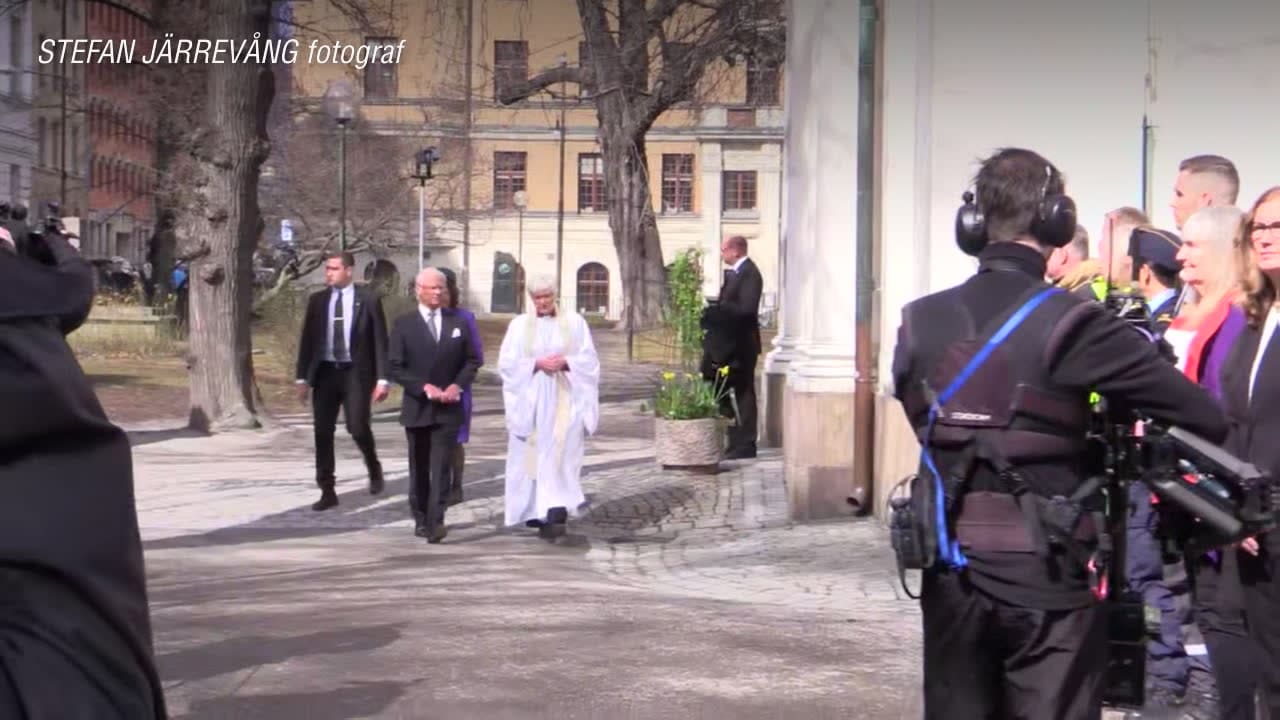 Här tackar Kungen hjältarna från Drottninggatan