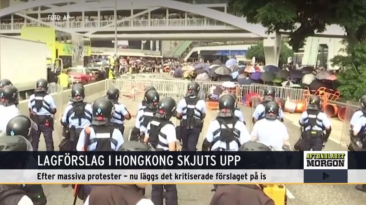 Demonstranterna möter polisen med paraplyer