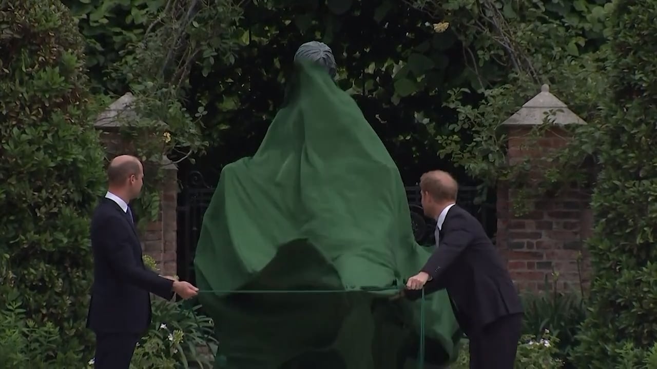 Här avtäcks statyn av prinsessan Diana – av hennes söner