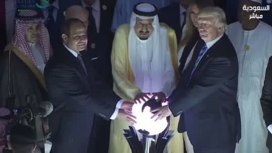 Märkliga bilden på Trump blev viral succé