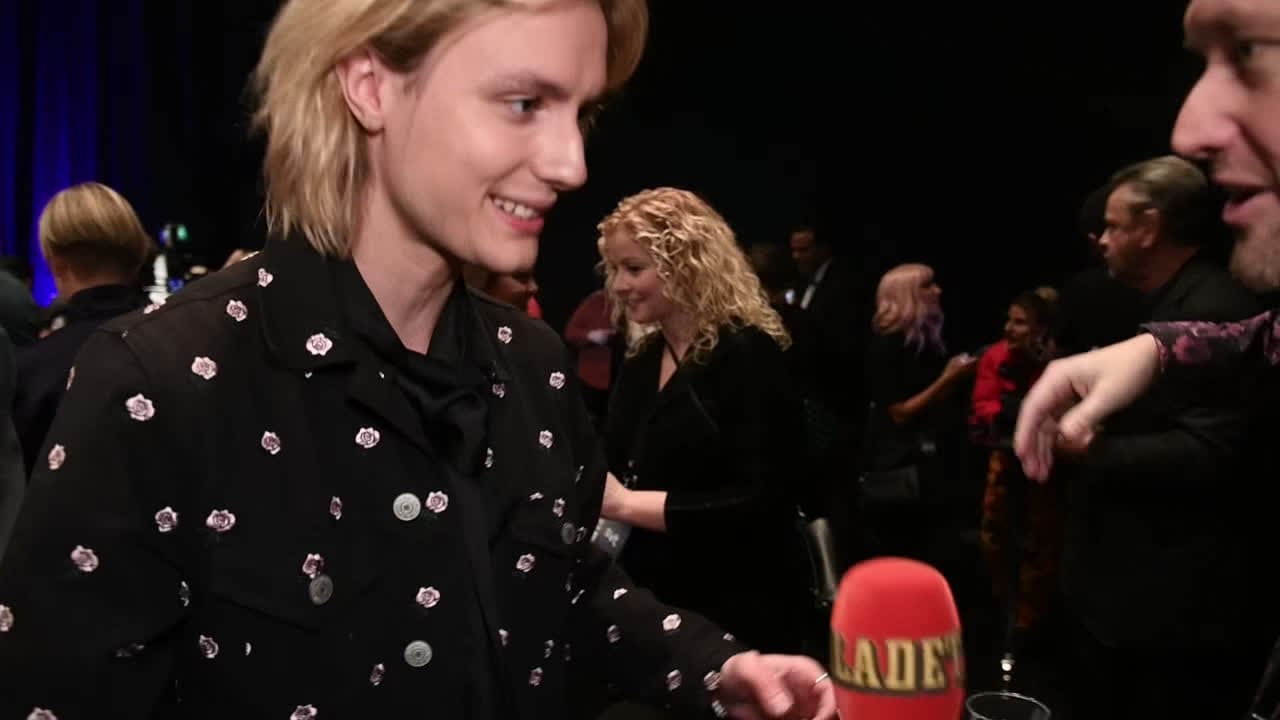 Oscar sjunger om sin kärlek i Melodifestivalen